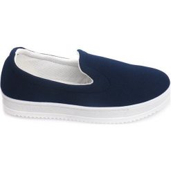 Granatowe Tenisówki Slip On M011 Granatowy. Niebieskie trampki i tenisówki damskie ButyModne, bez wzorów, bez zapięcia. Za 59.00 zł.