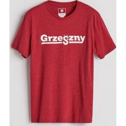 T-shirt z nadrukiem - Czerwony. Czerwone t-shirty męskie Reserved, z nadrukiem. Za 29.99 zł.