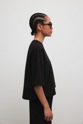 Tshirt typu oversize w kolorze BLACK - GALAXY-M/L. Czarne t-shirty damskie Marsala, l, bez wzorów, z bawełny, klasyczne, bez kołnierzyka. Za 129.90 zł.