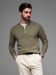 Sweter męski z wiskozą i rozpinanym dekoltem oliwkowy V1 OM-SWZS-0124 XXL. Zielone bluzy męskie Ombre, m, bez wzorów, z wiskozy, bez kaptura. Za 287.44 zł.