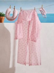 Płaszcz przeciwdeszczowy z motywem kokard - różowy. Czerwone płaszcze damskie Sinsay, bez wzorów, bez kaptura. Za 9.99 zł.