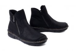 RIEKER 73357-00 black, botki damskie. Czarne botki damskie Rieker, bez obcasa, bez zapięcia. Za 349.90 zł.