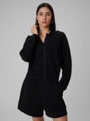 4F Bluza dresowa regular z modalem damska - czarna M. Czarne kardigany damskie 4f, m, bez wzorów, z dresówki, bez kołnierzyka, bez ramiączek, z kapturem. W wyprzedaży za 119.99 zł.