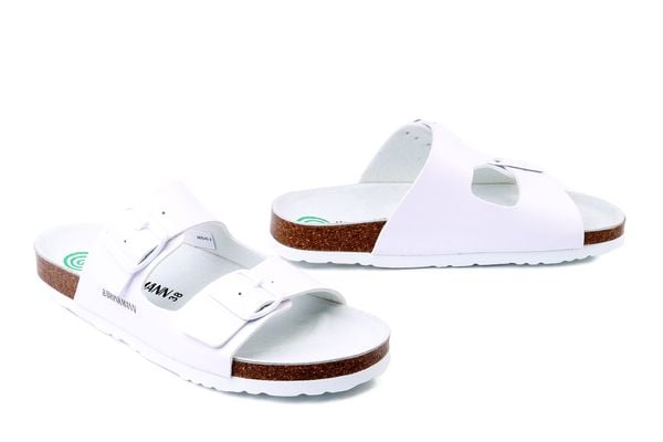 DR. BRINKMANN 603141-3 weiss, klapki damskie. Białe klapki damskie Dr. Brinkmann, bez wzorów, bez obcasa. Za 174.90 zł.