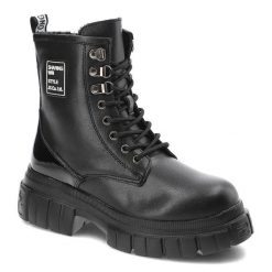 Botki damskie Filippo, ze skóry naturalnej z wiązaniem z przodu zabudowaną cholewką sięgającą ponad kostkę, czarne, DBT4154/22 BK. Czarne botki damskie Filippo, na zimę, ze skóry, rockowe, bez obcasa, na obcasie, bez zapięcia. Za 229.00 zł.