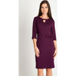 Burgundowa sukienka z łezką na dekolcie QUIOSQUE. Czerwone sukienki damskie QUIOSQUE, w paski, z dzianiny, eleganckie, z dekoltem na plecach. Za 199.99 zł.