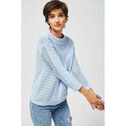 Sweter o wyraźnym splocie. Niebieskie swetry damskie MOODO, l, bez wzorów, bez kołnierzyka, bez ramiączek, bez kaptura. Za 49.99 zł.
