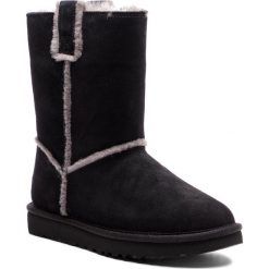 Buty UGG - W Classic Short Spill Seam 1098078 W/Blk. Czarne kozaki damskie UGG, ze skóry. Za 879.00 zł.