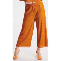 Spodnie culotte w prążki - Pomarańczowy. Spodnie materiałowe damskie marki Cropp. Za 69.99 zł.
