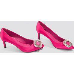NA-KD Shoes Satynowe czółenka na średnim obcasie, ze zdobieniami - Pink. Czółenka damskie marki bonprix. W wyprzedaży za 48.58 zł.