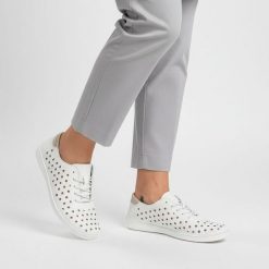 Półbuty damskie S.Barski, cholewka ze skóry naturalnej gładkiej z perforacją na całej powierzchni klasyczne sznurowanie zaokrąglony nosek niski fason. Białe półbuty damskie S.BARSKI, bez wzorów, z jeansu, eleganckie, bez obcasa, na płaskiej podeszwie, bez zapięcia. Za 189.00 zł.