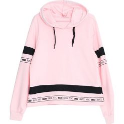 Różowa Bluza Purify. Czerwone bluzy dla dziewczynek marki Born2be. Za 49.99 zł.