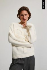 Sweter oversize biały. Białe swetry damskie MOODO, l, bez wzorów, z elastanu, bez kołnierzyka, bez ramiączek, bez kaptura. Za 159.99 zł.