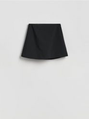 Spódnico-szorty z dodatkiem wiskozy - czarny. Czarne szorty damskie Reserved, l, bez wzorów, z tkaniny. Za 99.99 zł.