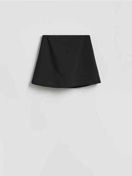 Spódnico-szorty z dodatkiem wiskozy - czarny. Czarne szorty damskie Reserved, l, bez wzorów, z tkaniny. Za 99.99 zł.