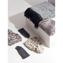 KOMIN DAMSKI. Białe szaliki i chusty damskie TOP SECRET, na zimę, bez wzorów, z dzianiny. W wyprzedaży za 14.99 zł.