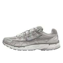 Buty do chodzenia dla dorosłych Nike P-6000 Light Iron Ore. Szare obuwie sportowe damskie Nike, bez wzorów, z gumy, do biegania. Za 752.00 zł.