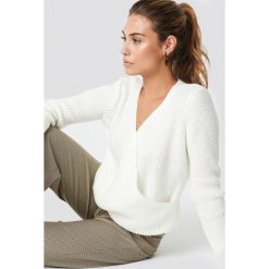 Trendyol Kopertowy sweter - White. Białe swetry damskie Trendyol, z dzianiny, z kopertowym dekoltem. Za 100.95 zł.
