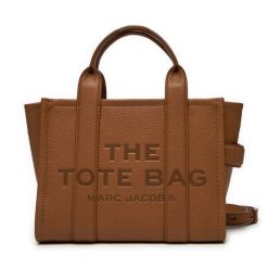Torebka Marc Jacobs. Brązowe torebki do ręki damskie Marc Jacobs, bez wzorów, klasyczne, bez dodatków. Za 2,049.00 zł.