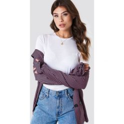 NA-KD Basic T-shirt basic z okrągłym dekoltem - White. Białe t-shirty damskie NA-KD Basic, z dzianiny, z klasycznym kołnierzykiem. Za 52.95 zł.