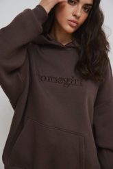 Bluza typu oversize z HAFTEM w kolorze BROWN - EVANS SATIN. Brązowe bluzy damskie Marsala, l, bez wzorów, z bawełny, z kapturem. Za 299.90 zł.