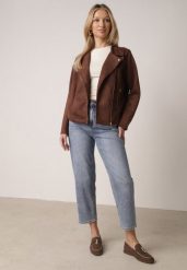 Niebieskie Jeansy z Bawełną o Kroju Mom Fit z Wysokim Stanem Kallis. Niebieskie jeansy damskie Born2be, z podwyższonym stanem. Za 99.99 zł.