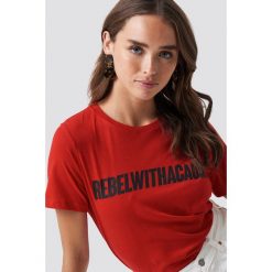 NA-KD Trend T-shirt Rebel - Red. Czerwone t-shirty damskie NA-KD Trend, z nadrukiem, z jersey, z okrągłym kołnierzem. Za 72.95 zł.