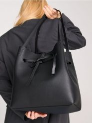 Torebka shopper z wiązaniem - czarny. Czarne torebki shopper damskie Sinsay, bez wzorów, bez dodatków. W wyprzedaży za 29.99 zł.