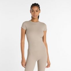 Koszulka damska New Balance WT53125ADS – beżowa. Brązowe koszulki sportowe damskie New Balance, xl, z aplikacjami, z materiału, bez kołnierzyka, bez ramiączek, na fitness i siłownię. Za 229.99 zł.