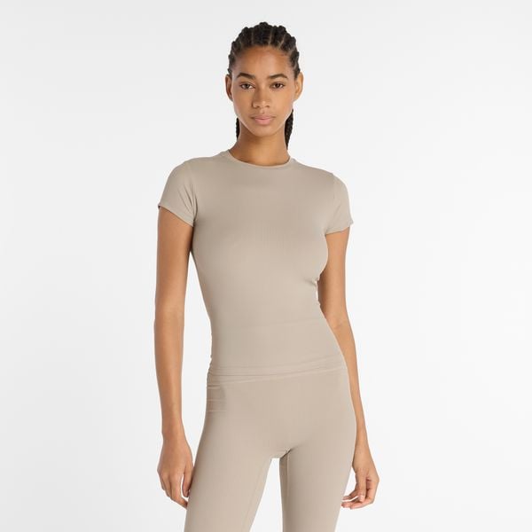Koszulka damska New Balance WT53125ADS – beżowa. Brązowe koszulki sportowe damskie New Balance, xl, z aplikacjami, z materiału, bez kołnierzyka. Za 229.99 zł.