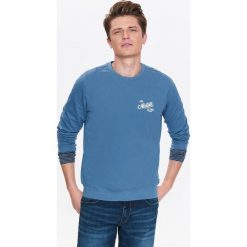 BLUZA MĘSKA NIEROZPINANA Z NADRUKIEM. Niebieskie bluzy męskie TOP SECRET, na lato, l, z aplikacjami, z dresówki, bez kaptura. W wyprzedaży za 54.99 zł.