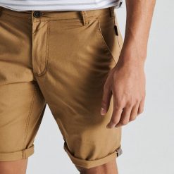 Szorty typu chino - Beżowy. Spodnie materiałowe męskie marki Cropp. Za 69.99 zł.