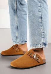 Brązowe Klapki Mule w Stylu Chodaków z Klamrą Lanaris. Brązowe klapki damskie Born2be, bez wzorów, bez obcasa, na płaskiej podeszwie. Za 74.99 zł.