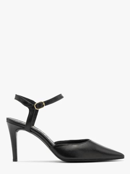 Czarne czółenka damskie z odkrytą piętą. Czarne czółenka damskie Ryłko, bez wzorów, ze skóry, bez obcasa, na szpilce, bez zapięcia. W wyprzedaży za 229.99 zł.