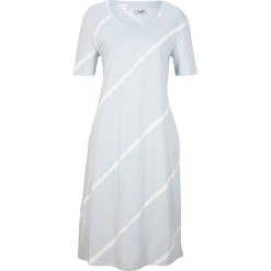 Sukienka shirtowa z kieszeniami, fason o linii litery A, w długości do kolan, z bawełny organicznej. Niebieskie sukienki damskie bonprix, bez wzorów, z bawełny, bez kołnierzyka, bez ramiączek, midi. Za 79.99 zł.
