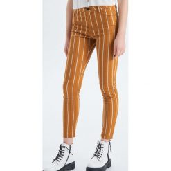 Spodnie push up - Beżowy. Spodnie materiałowe damskie marki Cropp. Za 79.99 zł.