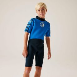 Pianka neoprenowa dziecięca Wetsuit. Niebieskie kąpielówki dla chłopców Regatta, bez wzorów, z neoprenu. Za 159.99 zł.