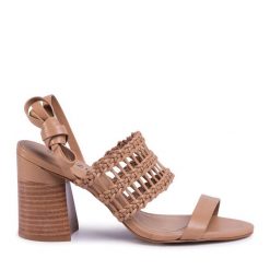 Sandały QUAZI. Brązowe sandały damskie QUAZI, bez wzorów, bez obcasa, na słupku, bez zapięcia. Za 249.99 zł.