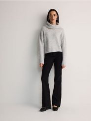 Sweter z kołnierzem - jasnoszary. Szare swetry damskie Reserved, l, bez wzorów, z dzianiny, bez kołnierzyka, bez ramiączek, bez kaptura. W wyprzedaży za 49.99 zł.