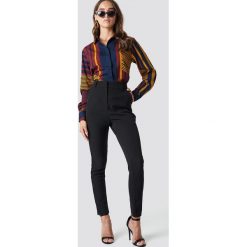 NA-KD Classic Dopasowane spodnie garniturowe - Black. Spodnie materiałowe damskie marki NA-KD Classic. Za 161.95 zł.