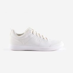 Buty tenisowe damskie Artengo Essential na każdą nawierzchnię. Białe obuwie sportowe damskie Decathlon, bez wzorów, z materiału, do biegania. Za 89.99 zł.