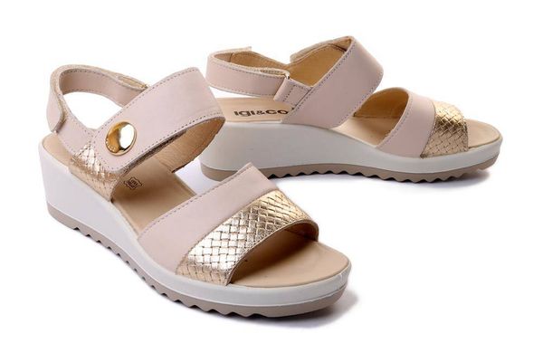 IGI&CO 3666222 capra moorbidone/natu, sandały damskie. Brązowe sandały damskie IGI&CO, bez wzorów, ze skóry, bez obcasa, na koturnie, bez zapięcia. Za 399.90 zł.