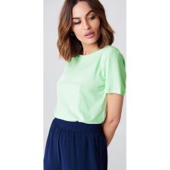 NA-KD Basic T-shirt basic - Green. Zielone t-shirty damskie NA-KD Basic, z bawełny, z okrągłym kołnierzem. W wyprzedaży za 21.18 zł.