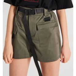 Szorty cargo z paskiem - Khaki. Brązowe szorty damskie marki Cropp, bez wzorów. Za 79.99 zł.