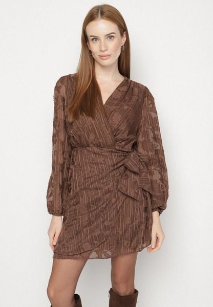 Brązowa Kopertowa Sukienka w Tłoczone Kwiaty z Wiązaniem w Talii Esna. Brązowe sukienki damskie Born2be, l, bez wzorów, z poliesteru, klasyczne, bez kołnierzyka, bez ramiączek, kopertowe. Za 149.99 zł.