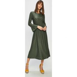Jacqueline de Yong - Sukienka. Zielone sukienki damskie marki Jacqueline de Yong, bez wzorów, z elastanu, casualowe, bez kołnierzyka, bez ramiączek. Za 89.90 zł.