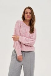 Sweter z ozdobnym splotem różowy. Czerwone swetry damskie MOODO, l, bez wzorów, ze splotem, bez kołnierzyka, bez ramiączek, bez kaptura. Za 119.99 zł.