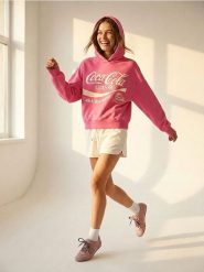 Bluza hoodie z napisem Coca Cola - różowy. Czerwone bluzy damskie Sinsay, l, bez wzorów, bez kaptura. Za 59.99 zł.