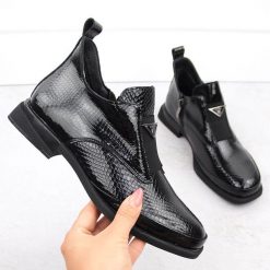 Skórzane botki damskie lakierowane kroko z ozdobą czarne Filippo DBT6425. Czarne botki damskie Filippo, z lakierowanej skóry, eleganckie, bez obcasa, bez zapięcia. Za 216.99 zł.