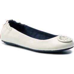 Baleriny TOMMY HILFIGER - Flexible Leather Ballerina FW0FW04073 Whisper White 121. Półbuty damskie Tommy Hilfiger. W wyprzedaży za 279.00 zł.